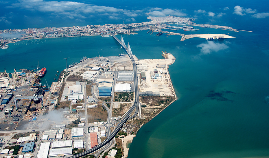 Vista aérea del Muelle de la Cabezuela, en Puerto Real, Cádiz.